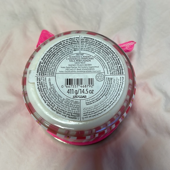 Discontinued Bath & Bodyworks Snowy peach berry candle - Picture 2 of 4